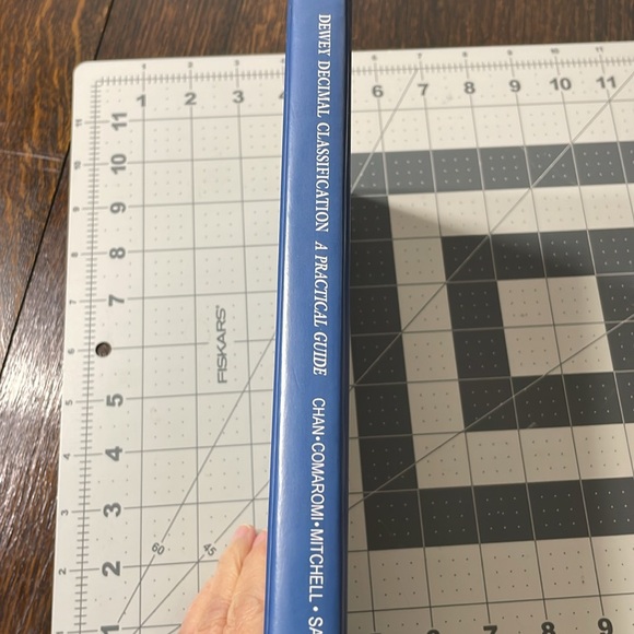 Dewey Decimal Classification, A Practical Guide by Louis May Chan c1996 - Picture 3 of 12